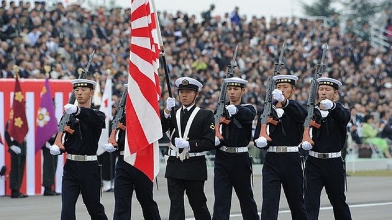 Краткият отговор е "Да" - има грандиозни военни паради навсякъде по света. Пример e парада в Япония (на снимката)