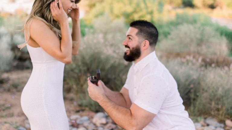 Съжаляваме, момчета, но вече е заета. Лаис каза „да“ на приятеля си в края на май тази година.