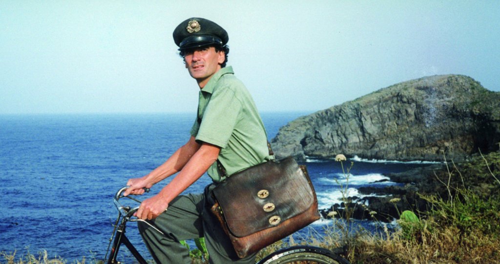 \"Пощальонът\" (Il Postino, 1994)
Романс и отново прекрасни гледки от Сицилия и Неапол... Сюжетът е за пощальон, който се влюбва и използва поезията, за да спечели сърцето на любимата си. Само в Италия това не изглежда като самоцелно арт превъзнасяне
