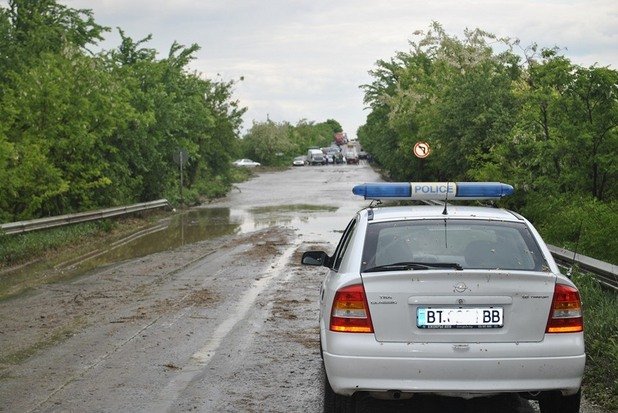 Полицията е отцепила движението заради наводненото пътно платно