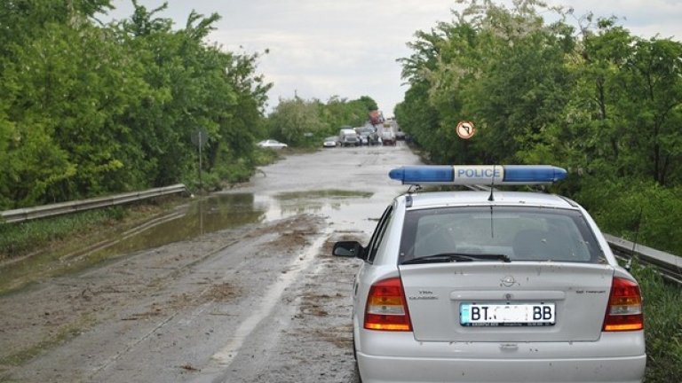 Полицията е отцепила движението заради наводненото пътно платно