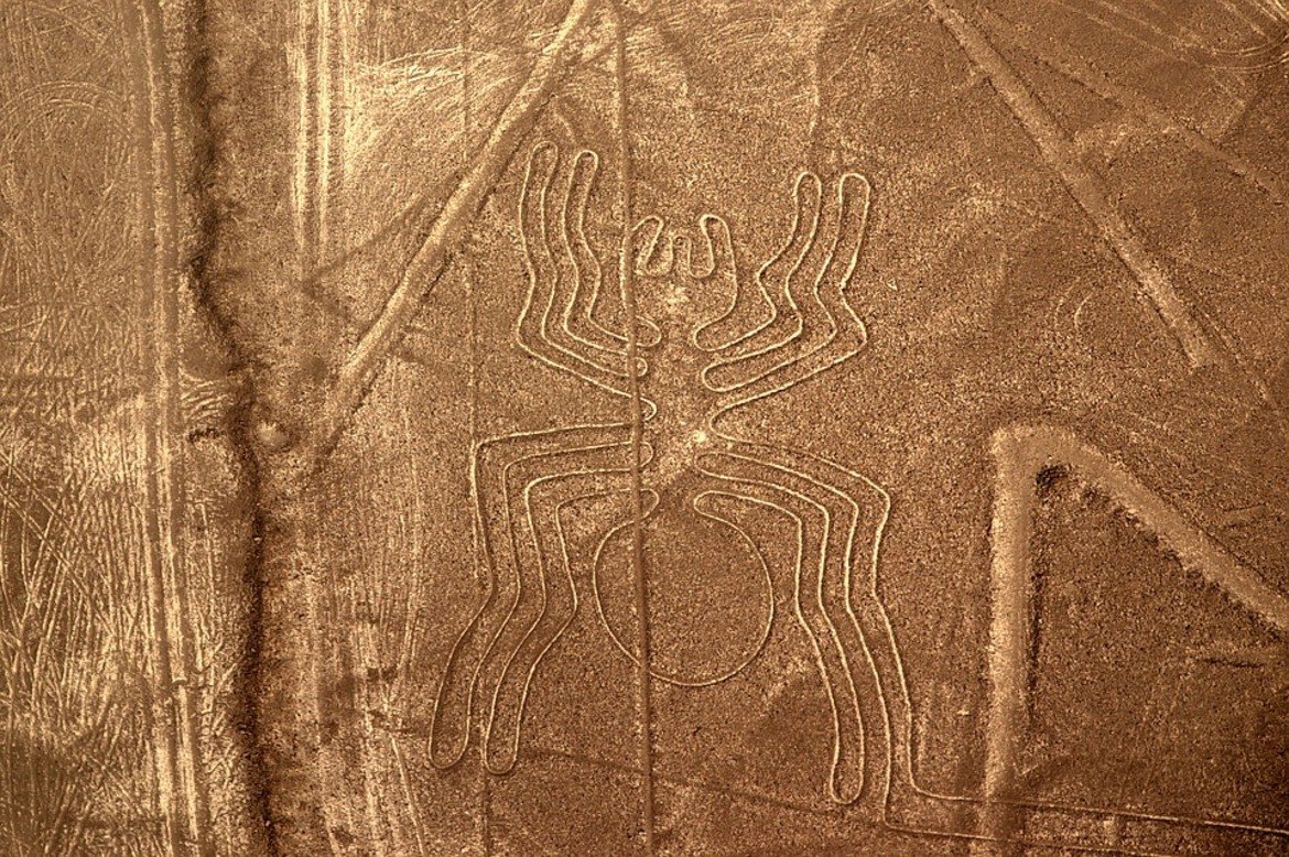 В южната част на Перу се намира пустинята Наска. Погледната от птичи поглед, на повърхността й се виждат геометрични линии, очертани в пясъка. Вярва се, че са създадени межу 300 и 800 година пр. Хр. Твърди се, че линиите са нарисувани от жители в района, а самите шарки напомнят паяци, маймуни, змии и птици. 

В пустинята има над 300 отделни изображения, съставени от повече от 10 хиляди линии. Никой не знае как са били създадени линиите, по каква причина и как са успели да ги направят толкова прецизни. Не е ясно и как са се запазили толкова дълго време в пясъка.

Мнозина считат, че всъщност изображенията не са направени от човешка, а от извънземна ръка.