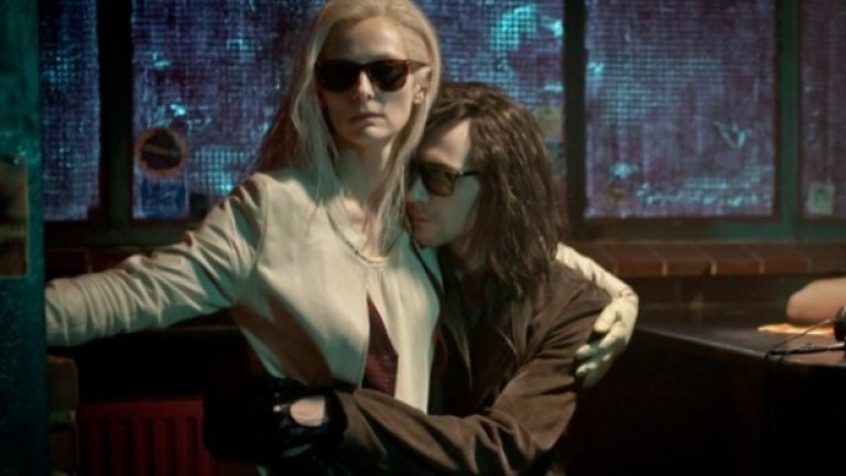 Само любовниците остават живи/Only Lovers Left Alive (2013)
Иконата на американското независимо кино Джим Джармуш се насочва към вампирския жанр, съхранявайки всички черти на своя неподражаем стил - изтънчен, ерудиран и саркастичен. Героите му населяват нощен свят, преживели са векове и просто искат да бъдат оставени на мира. Филмът ще прелива от литературни референции, музикални препратки и специфичен контешки хумор.
Джим Джармуш е направил своя революция с вампирите Ева и Адам. Историите му обикновено са концентрирани около персонаж аутсайдер, който е много по-симпатичен от съвременниците си. Филмът оставя зрителя да тъгува по Ренесанса на Микеланджело и Марлоу.
Джармуш винаги е подбирал и специални мрачни места, в които самата атмосфера задава състоянието на духа. Такова пространство в „Only Lovers Left Alive ” е Michigan Theater – легендарна театрална и кино зала, архитектурен шедьовър на ХХ век, изоставена през 1970 г. и превърната в паркинг.