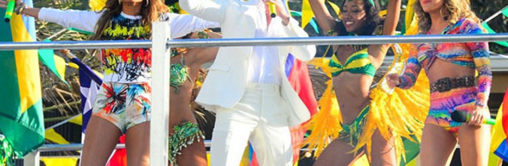 normal_jennifer-lopez-e-claudia-leitte-e-o-rapper-pitbull-gravaram-em-miami-o-clipe-da-musica-we-are-one-tema-da-copa-do-mundo-2014-o-trio-dancou-em-cima-de-um-trio-eletrico-1392243501924_956x500