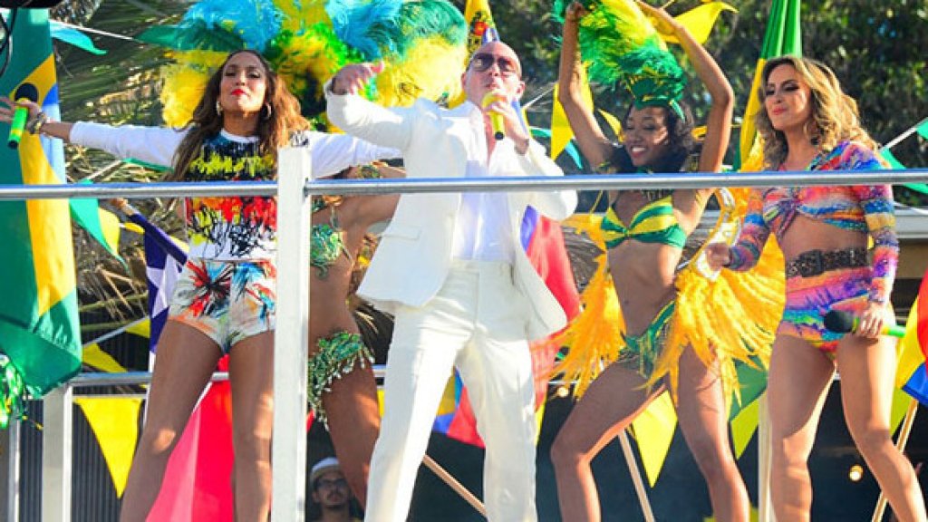 normal_jennifer-lopez-e-claudia-leitte-e-o-rapper-pitbull-gravaram-em-miami-o-clipe-da-musica-we-are-one-tema-da-copa-do-mundo-2014-o-trio-dancou-em-cima-de-um-trio-eletrico-1392243501924_956x500