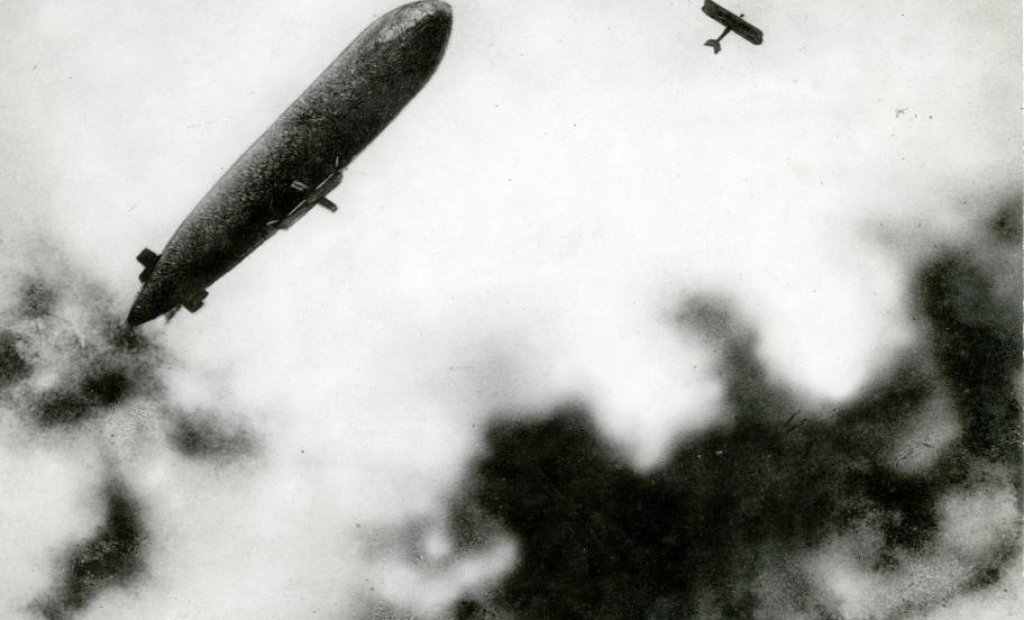 WOI-_Aanval_van_Duits_vliegtuig_op_Franse_zeppelin_-_French_zeppelin_under_attack_from_a_German_plane_(6943970404)
