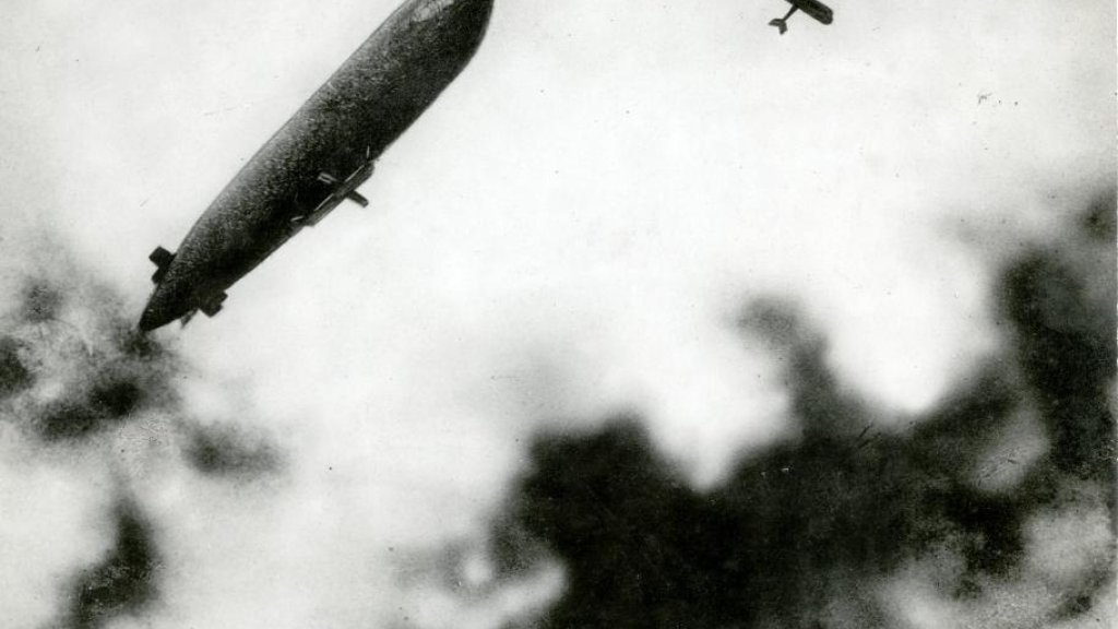 WOI-_Aanval_van_Duits_vliegtuig_op_Franse_zeppelin_-_French_zeppelin_under_attack_from_a_German_plane_(6943970404)