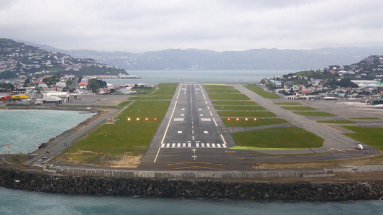 19. Летище Уелингтън, Нова Зеландия
Тясната и къса писта завършва с отвесна скала директно над Океана.