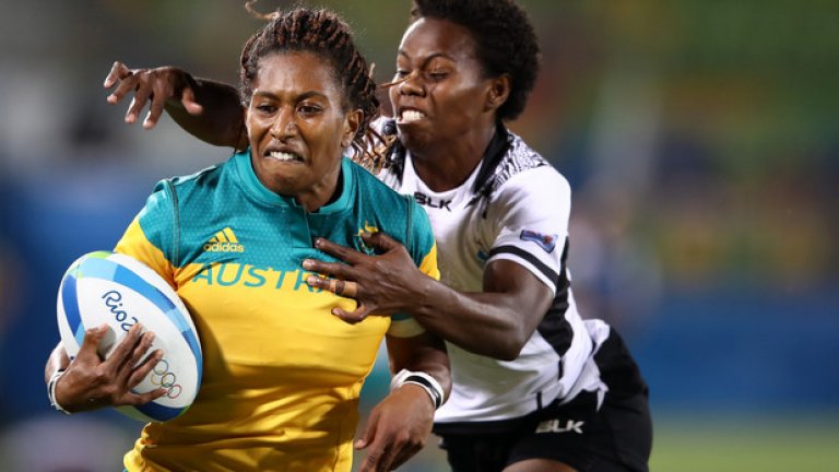 Елиа Грийн от Австралия се е измъкнала от съперничка по време на ръгби мача на австралийките срещу Фиджи