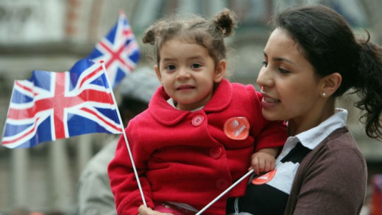 Всяка година във Великобритания пристигат по 200 000 имигранти. Около 40 000 от тях са от България и Румъния