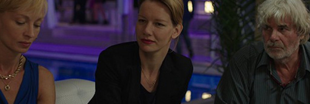 Toni Erdmann
Марен Аде е една от едва трите жени режисьорки в основната конкурсна програма. Тя вече има „Сребърна мечка” на Берлинале за Everyone Else (Alle Anderen), а третият й пълнометражен филм e историята на баща, опитващ се да се сближи с порасналата си дъщеря. Бащата е убеден, че дъщеря му е изгубила чувството си за хумор, затова неочаквано я посещава в Букурещ и започва да си прави поредица от шеги.