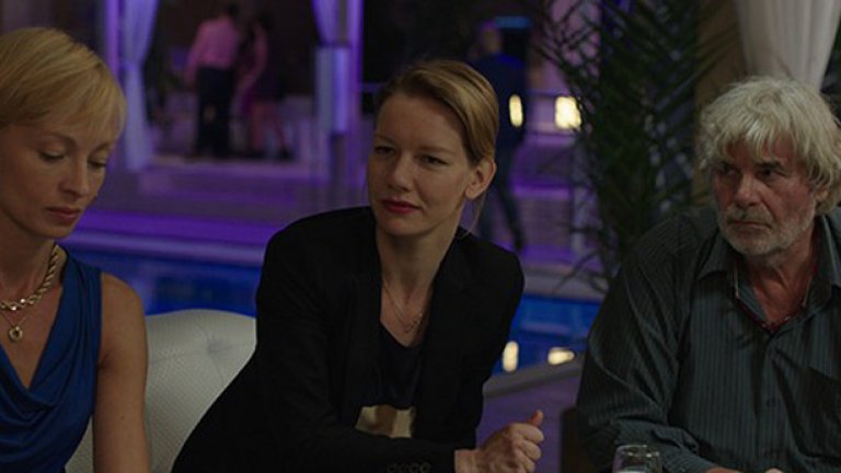 Toni Erdmann
Марен Аде е една от едва трите жени режисьорки в основната конкурсна програма. Тя вече има „Сребърна мечка” на Берлинале за Everyone Else (Alle Anderen), а третият й пълнометражен филм e историята на баща, опитващ се да се сближи с порасналата си дъщеря. Бащата е убеден, че дъщеря му е изгубила чувството си за хумор, затова неочаквано я посещава в Букурещ и започва да си прави поредица от шеги.