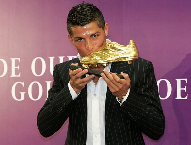2008-а. Целува Златната обувка.