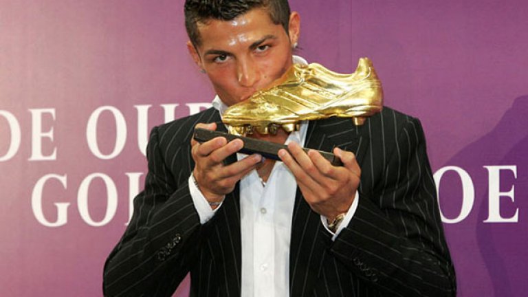 2008-а. Целува Златната обувка.