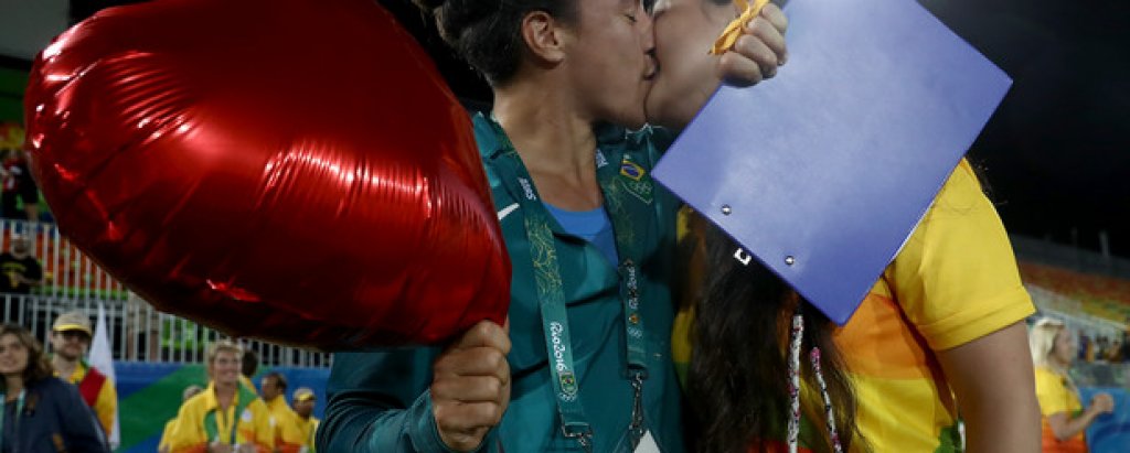 Целувката
Когато Мариори Еня, мениджър на стадион „Деодоро“, предложи брак на приятелката си Исадора Серуло след края на турнира по ръгби седем, целувката им стана един от символите на Рио 2016. 