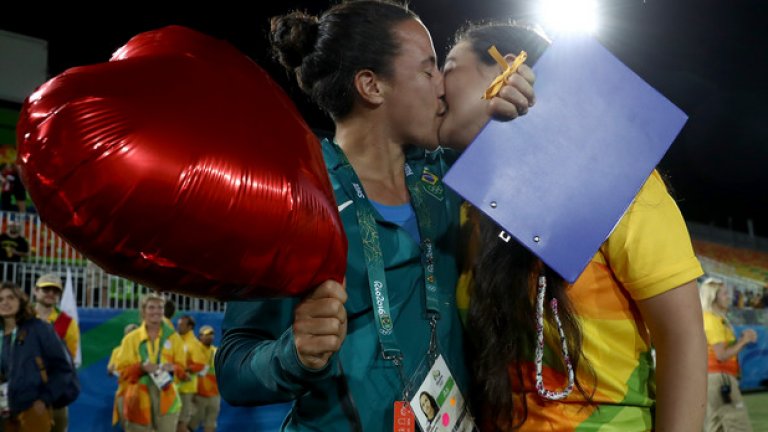 Целувката
Когато Мариори Еня, мениджър на стадион „Деодоро“, предложи брак на приятелката си Исадора Серуло след края на турнира по ръгби седем, целувката им стана един от символите на Рио 2016. 