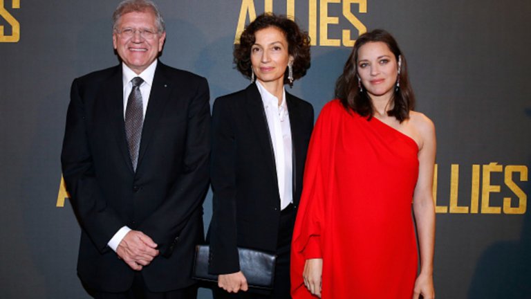 Заедно с режисьора Робърт Земекис и актрисата Марийон Котияр на премиерата на "Съюзени" (Allied)