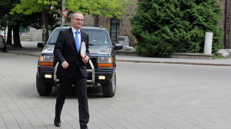 Председателят на ВКС Лозан Панов трябваше да иска среща с президента Румен Радев, за да се оплаче от бездействието на НСО след инцидента със служебния му автомобил