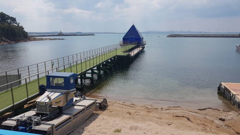 Сред нарушенията са плажна ивица без свободен достъп, изградено без разрешение яхтено пристанище и сгради без одобрени инвестиционни проекти и разрешения за строеж