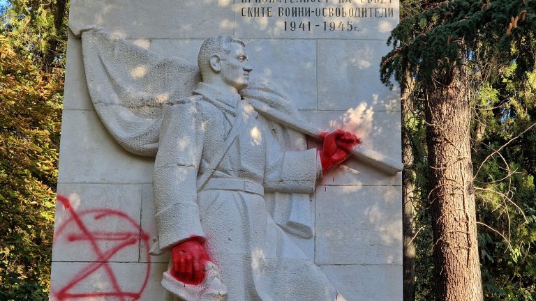 Монументът е обект на спорове от години