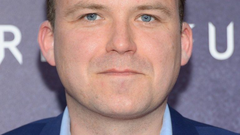 Рори Киниър отново е в ролята на Бил Танър, едно от основните лица в MI6.