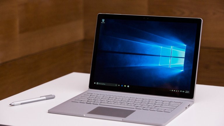 6. Surface Book
Ако търсите по-традиционен ноутбук, Microsoft направо нацелиха златната жила с първия си лаптоп Surface Book. Въпреки че има странно съотношение на страните 3:2 и 13.5-инчов екран, който е извън традициите на повечето ултрабуци, това е един от най-добре проектираните хибридни лаптопи, създавани някога. Като таблет, иначе известен като Clipboard, това е вероятно най-мощният и тънък Windows 10 компютър в света. Поставянето на екрана в докинг станцията с клавиатура му дава още по-голяма производителност чрез дискретен графичен чип.