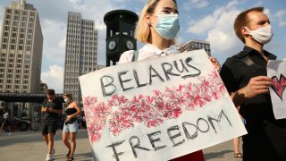 Според местни медии причината за това е фактът, че Никола дьо Лакост не е представил акредитивните си писма пред президента Александър Лукашенко