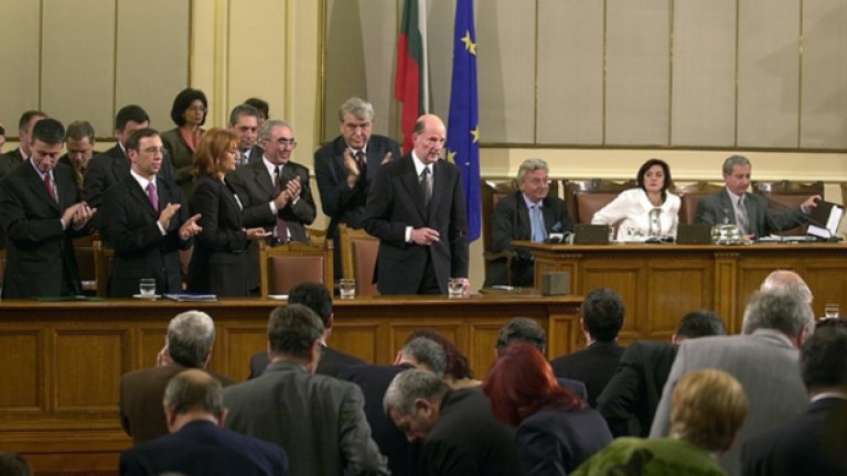 От юристите, през икономистите, от "нововремците" до "панайотките" - до ден днешен България се управлява, финансира или консултира от бивши съпартийци на Симеон Сакскобургготски - с умерен (не)успех.