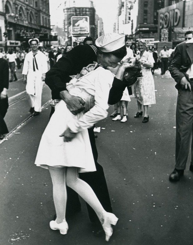 Това е може би една от най-известните снимки за всички времена - целувката на Times Square в Ню Йорк, след като Япония капитулира във Втората световна война.
  В САЩ го наричат “V- Day”, а тази снимка на Алфред Айзенщадт краси корици на списания и до днес. Фотографът проследява моряка, за да издебне перфектния момент – и го прави