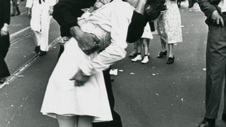 Това е може би една от най-известните снимки за всички времена - целувката на Times Square в Ню Йорк, след като Япония капитулира във Втората световна война.
  В САЩ го наричат “V- Day”, а тази снимка на Алфред Айзенщадт краси корици на списания и до днес. Фотографът проследява моряка, за да издебне перфектния момент – и го прави