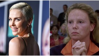 Чарлийз Терон в “Чудовище”
Може би най-емблематичният пример на актриса, която скрива красотата си за роля, е Чарлийз Терон в “Чудовище”. Звездата качва 14 кг. и прекарва по няколко часа в гримьорната, за да постигне отблъскващия вид на серийния убиец Айлин Уорън. С неузнаваемата си промяна тя получи “Оскар”, което не ѝ попречи няколко години по-късно да бъде обявена за на-секси жената на планетата на списание Esquire.