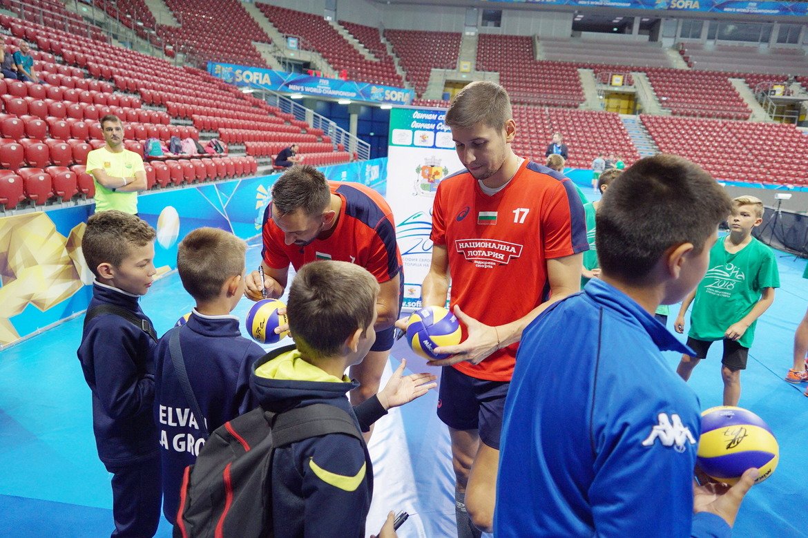 25 малчугани имаха страхотния шанс да се срещнат със звездите от националния отбор по волейбол.