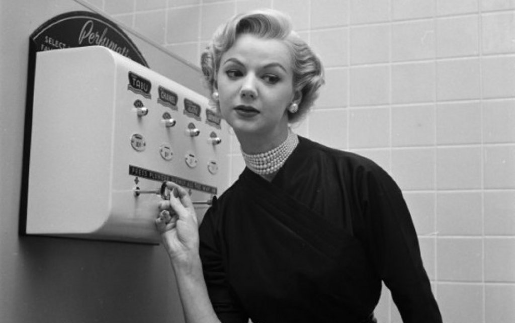 Channel 5 в тоалетната

Това момиче не само изглежда прекрасно, но и ухае чудесно благодарение на автомата за парфюми в Ню Йорк. Германската компания за автоматични уреди Щолверк & Ко изобретява през 1895 г. машини за течности, с които могат да се продават включително и парфюми. Те обикновено се монтират в тоалетните на гарите, театрите и кафенетата, но могат да се намерят и във вагони на влакове.
