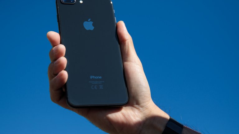 9. iPhone 8 Plus 
Наричат го "най-добрият iPhone от обикновените iPhone-и" - ако не беше юбилейният iPhone X, вероятно 8 Plus щеше да е на много по-висока позиция в класацията. Дизайнът на iPhone 8 Plus е продължение на традиционната линия на телефоните на Apple; направени са подобрения както в камерата, така и в мощността на устройството, а животът на батерията е по-добър от всички досегашни модели. Телефонът идва и с технология за безжично зареждане, което е още един плюс за феновете на Apple.