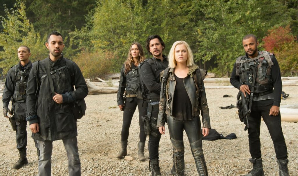 “Стоте” (The 100)

Тийнейджърскияt роман на Кас Морган се развива на постапокалиптичен фон, където сто непълнолетни младежи са изпратени от космическа станция, за да проверят дали Земята е годна за живот след ядрена катастрофа. 

Нелоша концепция, която обаче затрупана от любовни триъгълници и тийнейджърски драматизъм за съзряване. 

Сериалът е далеч по-мрачен,  взимайки само основата на всичко и главните герои. Оттам нататък шоурънърът Джейсън Ротенбърг създава брутална антиутопична история за оцеляване.