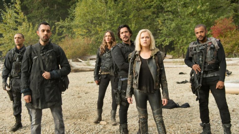 “Стоте” (The 100)

Тийнейджърскияt роман на Кас Морган се развива на постапокалиптичен фон, където сто непълнолетни младежи са изпратени от космическа станция, за да проверят дали Земята е годна за живот след ядрена катастрофа. 

Нелоша концепция, която обаче затрупана от любовни триъгълници и тийнейджърски драматизъм за съзряване. 

Сериалът е далеч по-мрачен,  взимайки само основата на всичко и главните герои. Оттам нататък шоурънърът Джейсън Ротенбърг създава брутална антиутопична история за оцеляване.