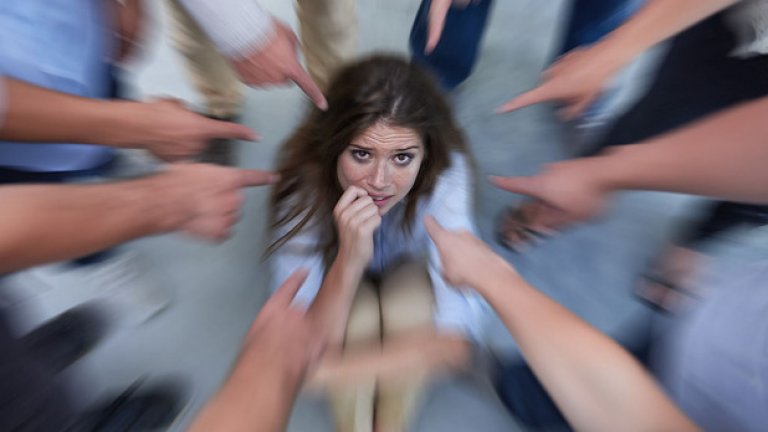 Едва на 22 съм (или "вече" на 22) и когато говоря с близките и приятелите си, се чувствам като стара мома, с изчерпан яйчников резерв, изпуснала последния си шанс да се вкопчи за някой разведен чичко.