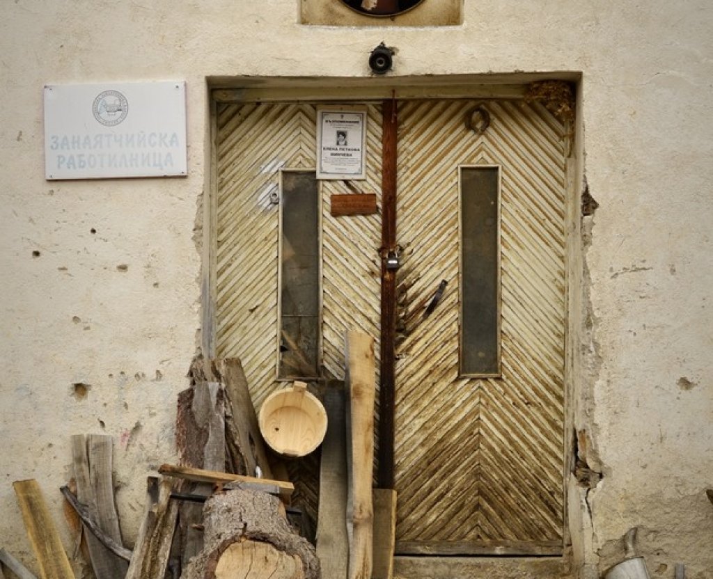 Зад тази заключена врата в село Могилица се намира царството на местния занаятчия майстор Минчо Минчев, който на 74 години продължава да доказва, че с труд и упоритост можеш да покориш света