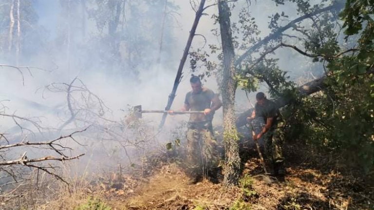 От селото обаче не могат да подадат вода за гасенето на огъня, тъй като са поставени на воден режим