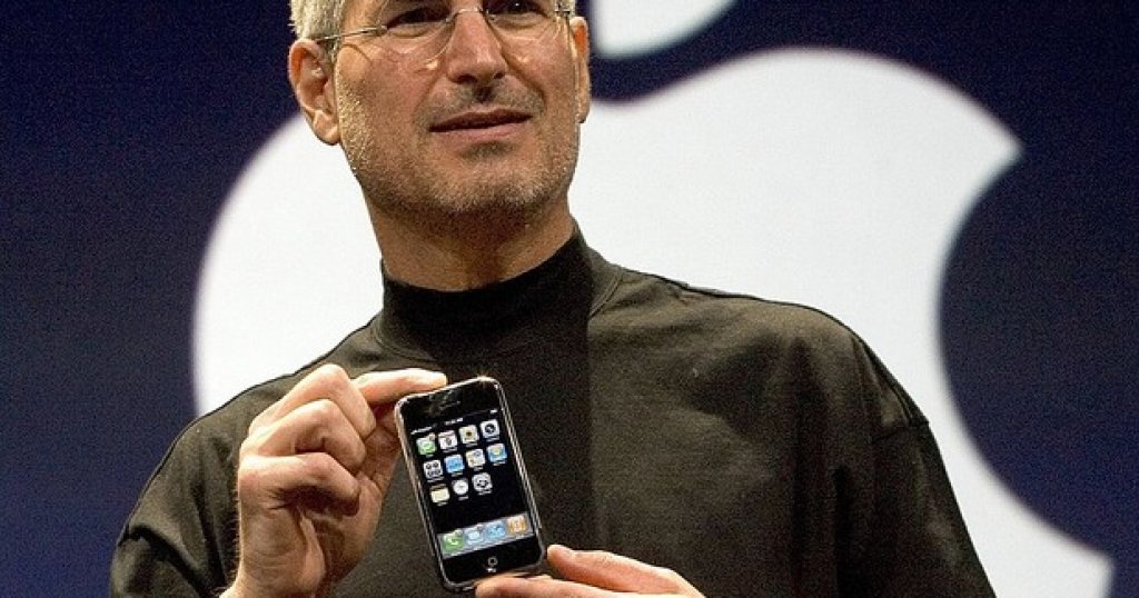 4. Първият iPhone (2007)

Когато Стийв Джобс показа първия iPhone през 2007 г., той твърдеше, че устройството е "с 5 години по-напред от всички други мобилни телефони". По това време iPhone имаше доста ограничена функционалност - нямаше възможност за връзка с интернет освен с WiFi, например. Въпреки всичко, iPhone беше един от най-бързите и красиви телефони на пазара и се предлагаше за 499 долара. 