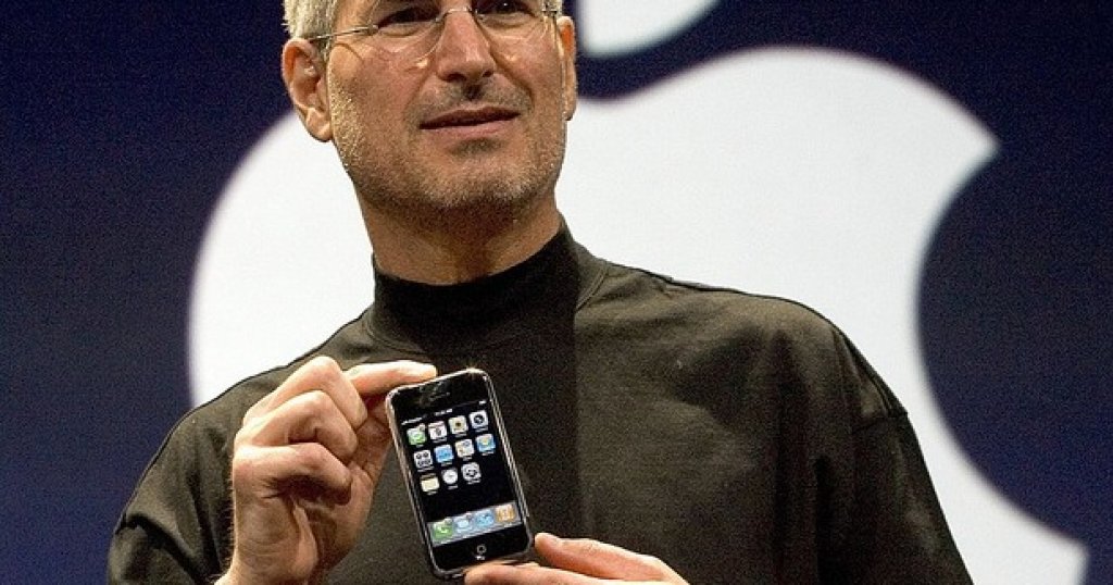 iPhone, 2007 г.
Дизайнер: Джонатан Айв
За интеграцията на телефони и компютри се говори още от 70-те години на ХХ век, но нищо забележително не се получава, докато Стийв Джобс не се заема със задачата. Оригиналният iPhone от 2007 г. успява да промени начина, по който хората мислят и работят. И все пак нищо нямаше да бъде същото, ако не беше превъзходната работа на дизайнера Джонатан Айв.
iPhone се превръща в икона на новата технологична религия, но ползва вдъхновение от класическите работи на Дитер Рамс и германския дизайн от 50-те. Дизайнът на устройството изглежда скромен, но е монументален. Няма нужда от добавки, няма нужда от изчистване на излишни елементи.