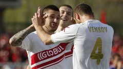 Бандаловски поздравява Венков при първия гол в Сливен