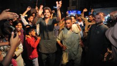 Пакистанци празнуват новината за споразумение за прекратяване на огъня