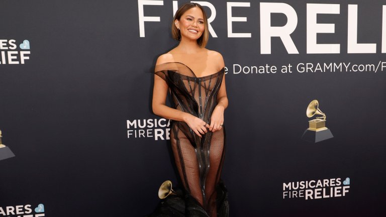 Криси ТейгънТейгън обикновено не оставя нищо на въображението, защото е откровена до болка за всичко в живота си. Е, тук не оставя нищо на въображението и съвсем пряко с тази черна рокля с много тюл на наградитe „Грами“.