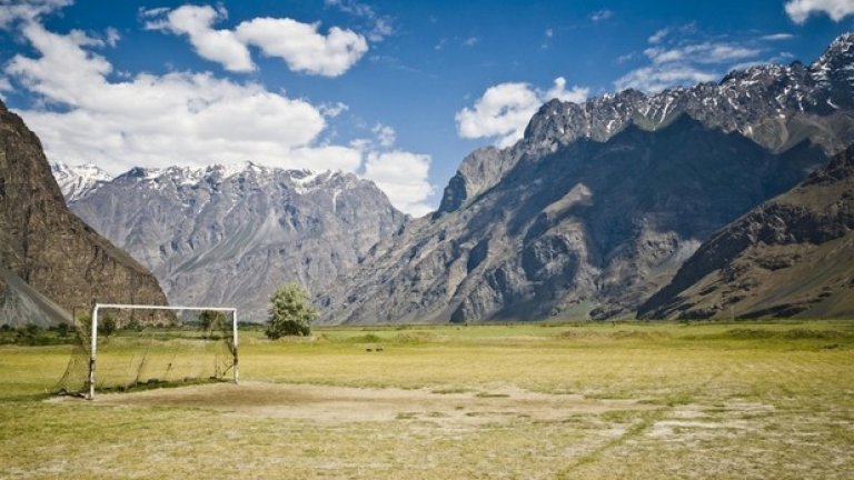 На над 2000 м се издига и игрището в Таджикистан.