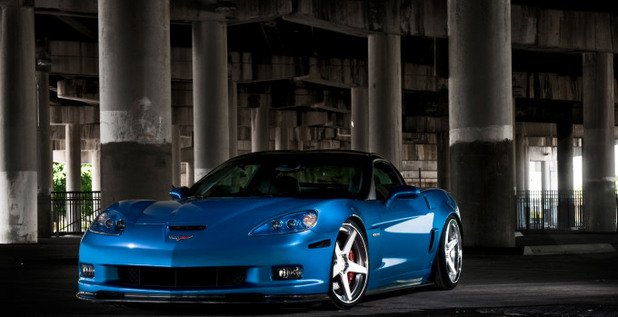 Chevrolet Corvette C6 ZR1
"Синият дявол" е с 6.2-литров V-8 двигател, а мощността му е 638 к.с. Максималната скорост, която развива е 205 мили в час. Chevrolet Corvette C6 ZR1 тежи 1500 кг., а цената му е около 130 хил. долара.