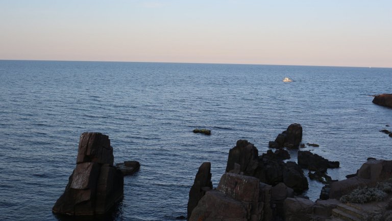 От другата страна на скалистия нос...