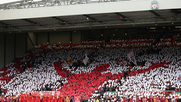 Неделното дерби ще е второ за сезона. Юнайтед разби Ливърпул с 3:0 през декември. Снимката е на легендарната трибуна "Коп" преди двубоя във Висшата лига миналия сезон, а хореографията е по повод стотната годишнита от рождението на Бил Шенкли