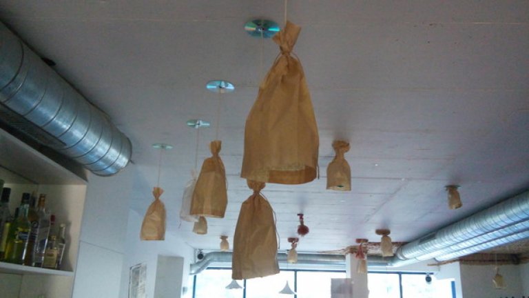 Вътре дори лампите са нестандартни