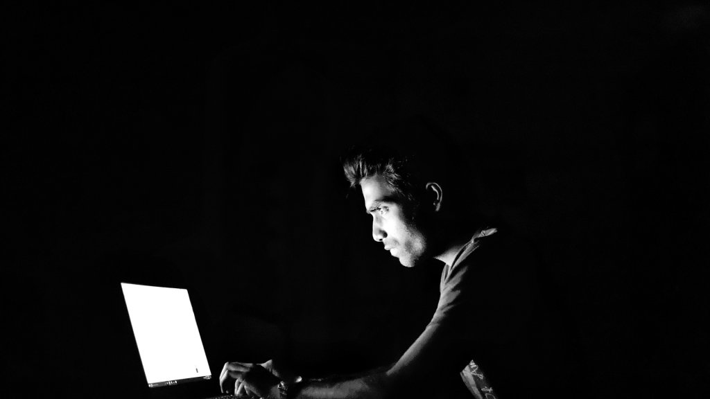 hacking-2903156_1920